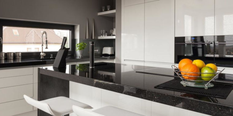 Cucina bianca con top grigio scuro