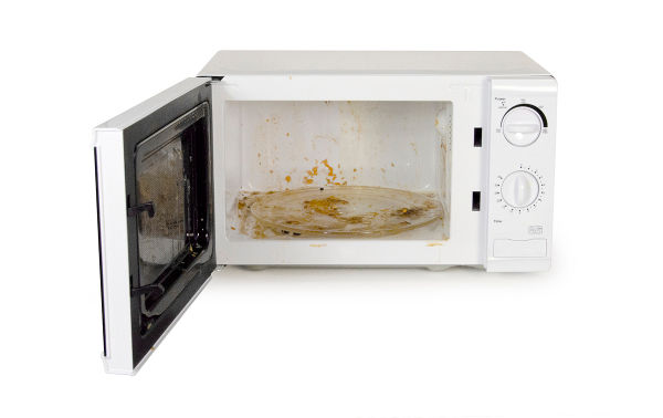 Come pulire il forno a microonde - Quareco