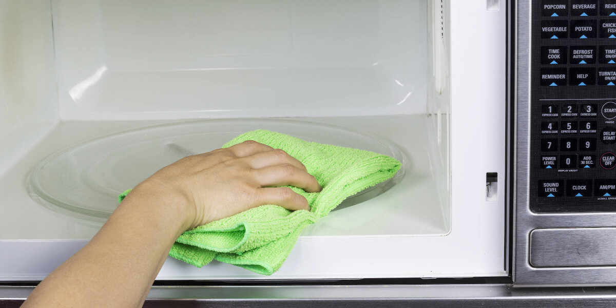 Come pulire il forno a microonde