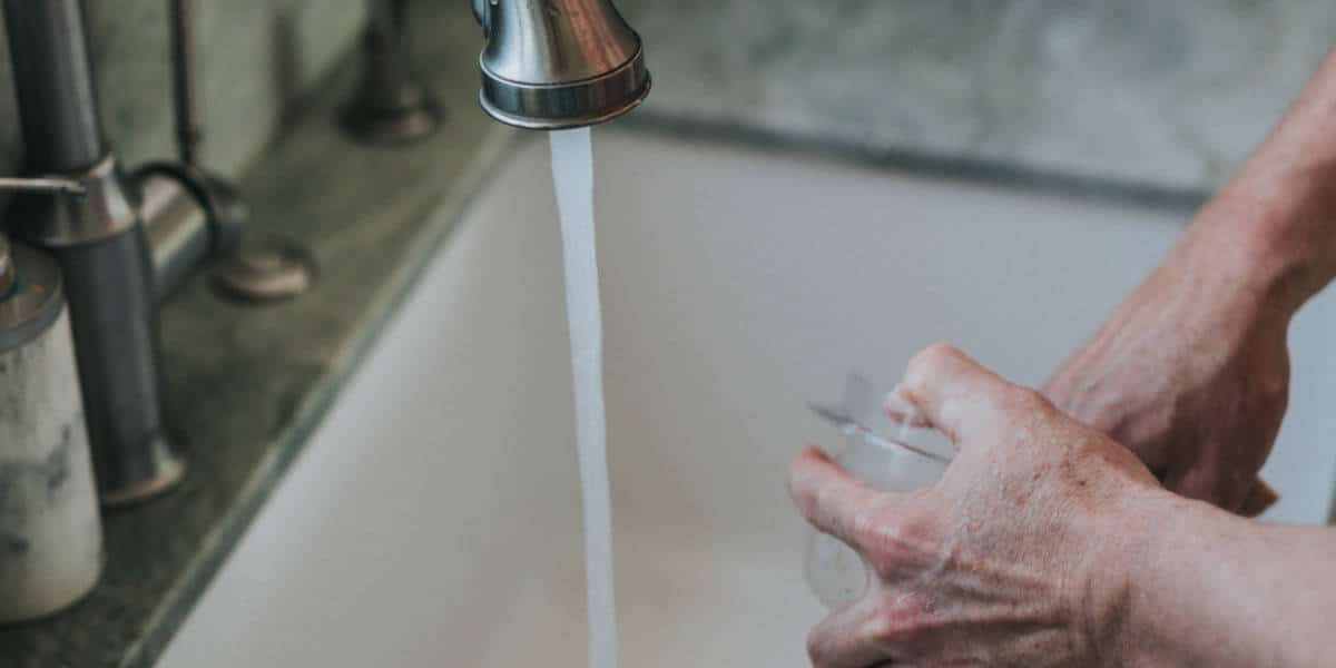 Come lavare i piatti con un solo lavello: consigli utili